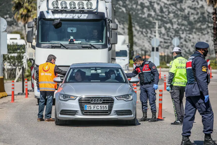 ANTALYA GİRİŞLERİNDE KUYRUKLAR 13 ANTALYA GİRİŞLERİNDE KUYRUKLAR 13
