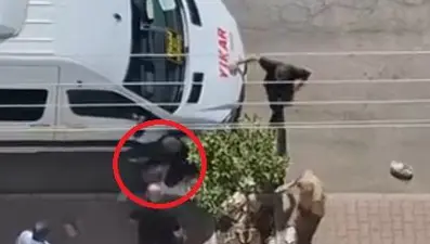 Kafasından bıçaklandı: Eline taş alıp saldırganı kovaladı