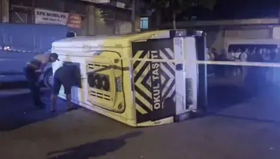 Sultanbeyli'de servis minibüsü kazası: 10 kişi yaralandı