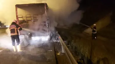 Seyir halindeki yolcu otobüsü alev alev yandı