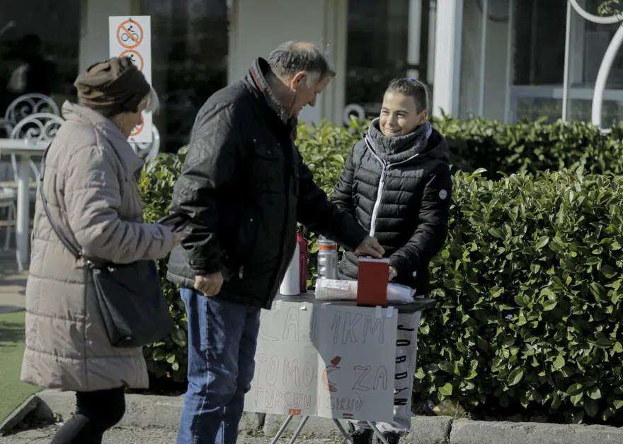 Dünyadan depzemzedelere duygulandıran destekler: 12 yaşındaki çocuk çay satarak para topluyor Dünyadan depzemzedelere duygulandıran destekler: 12 yaşındaki çocuk çay satarak para topluyor