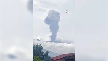 Endonezya'nın en aktif volkanı patladı