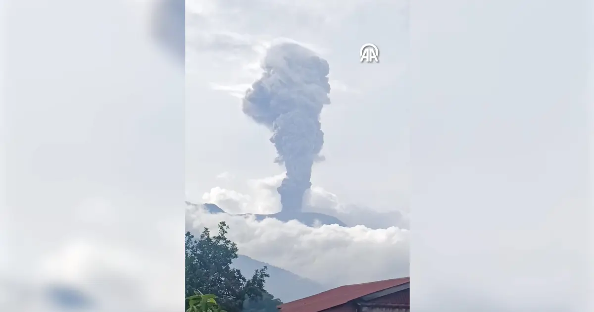 Endonezya'nın en aktif volkanı patladı