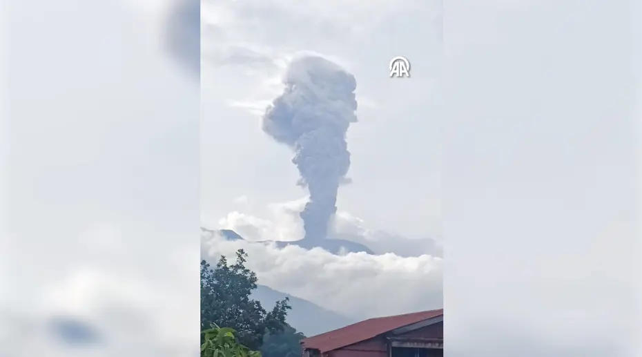 Endonezya'nın en aktif volkanı patladı