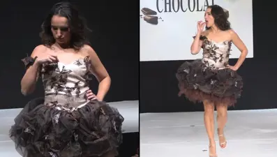 Podyumda elbisesinden bir parça koparıp yedi