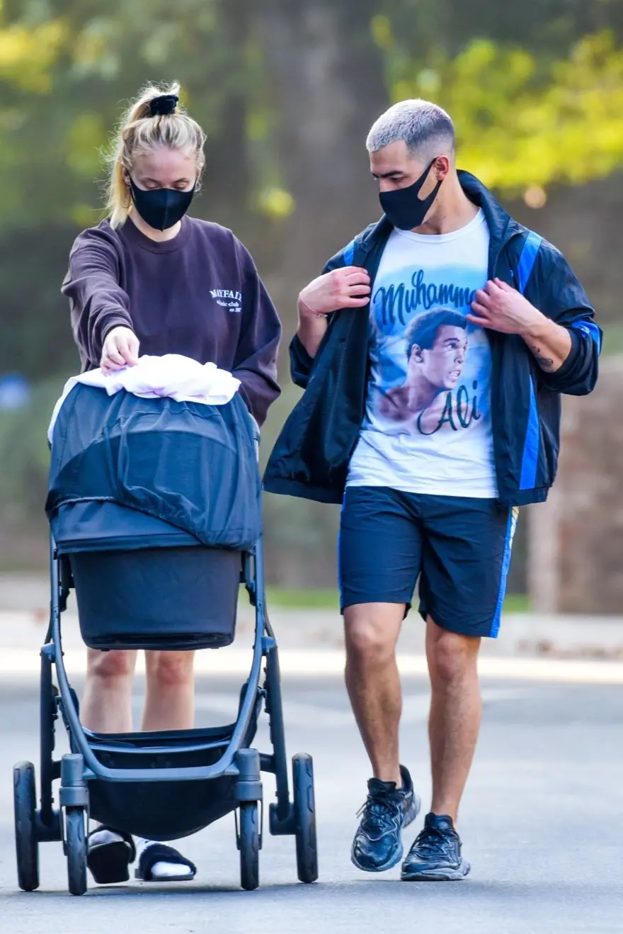 Sophie Turner ile Joe Jonas kızlarıyla yürüyüşte 3