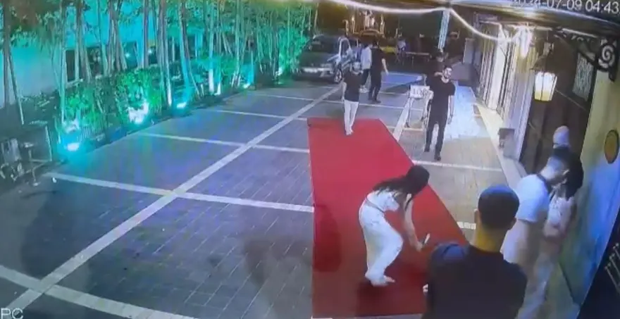 Kısmetse Olur yarışmacısı Eslem Sena Nur yaşadığı saldırıyı anlattı! "2 kız beni yatırıp patakladı, kafama çakı soktular" 10 Kısmetse Olur yarışmacısı Eslem Sena Nur yaşadığı saldırıyı anlattı! "2 kız beni yatırıp patakladı, kafama çakı soktular" 10