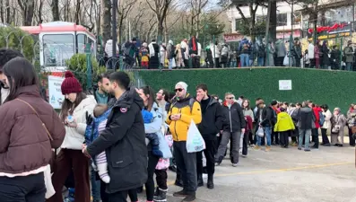 Arıza yaptı, metrelerce kuyruk oluştu: Saatlerdir bekliyorlar