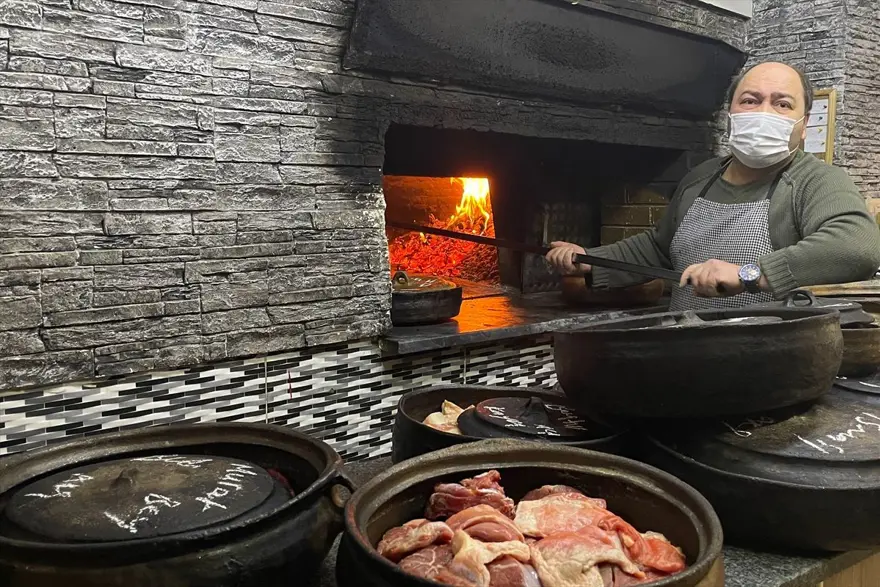 Erkeç etinin fırında 6 saatte lokuma dönüştüğü lezzet: Tavşanlı güveci 4