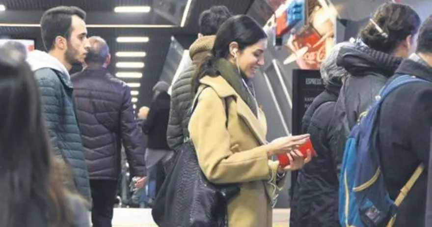 Oyuncu Merve Boluğur otobüste (Toplu taşıma kullanan ünlüler) 52