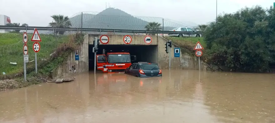 İzmir'de caddeler göle döndü, araçlar sular altında kaldı 2