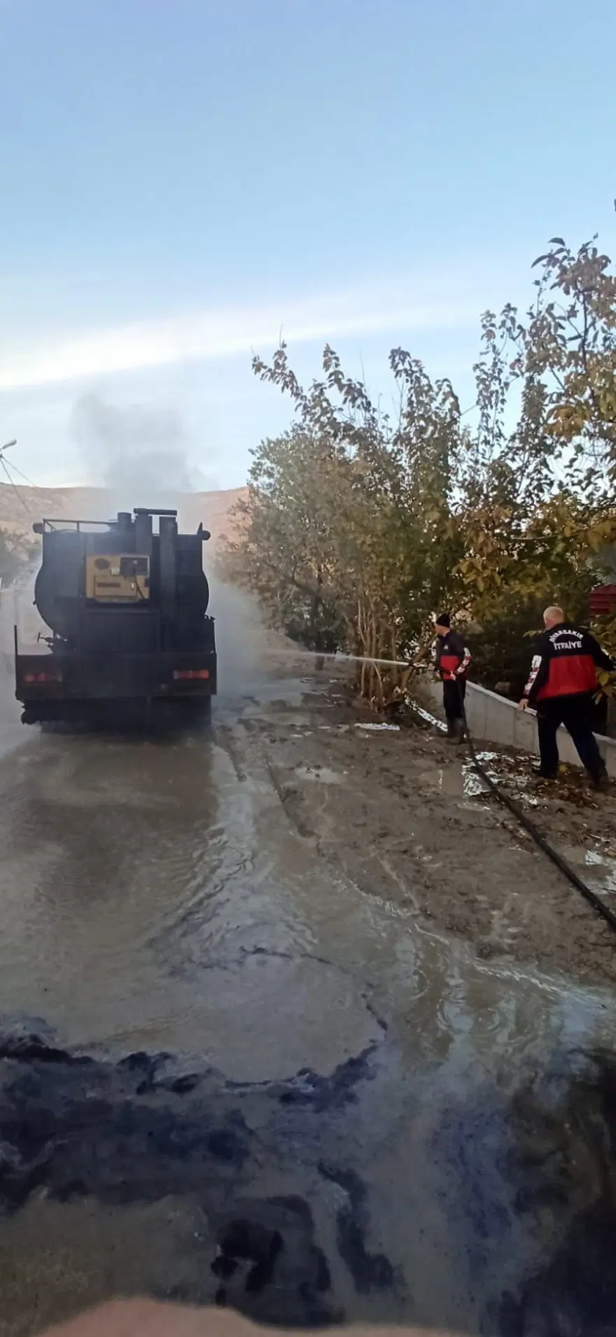 Diyarbakır’da akaryakıt yüklü tanker alev alev yandı 2