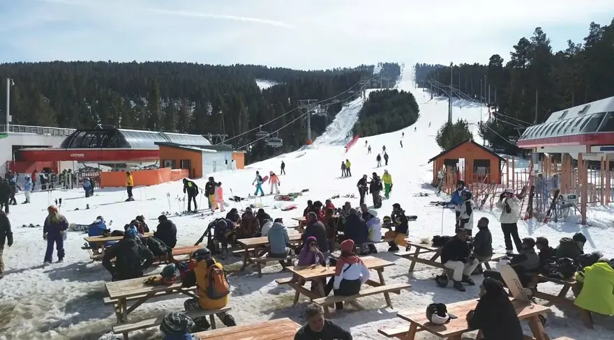 Bahar mevsiminde de ziyaretçi akınına uğruyor: Sarıkamış'ta kayak keyfi sürüyor 5 Bahar mevsiminde de ziyaretçi akınına uğruyor: Sarıkamış'ta kayak keyfi sürüyor 5