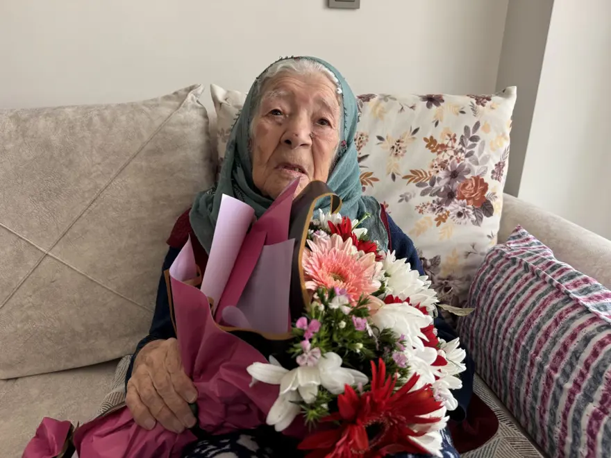102 yaşındaki Nazife nine yıllara böyle meydan okuyor: 7 çocuğu 20 torunu var 3