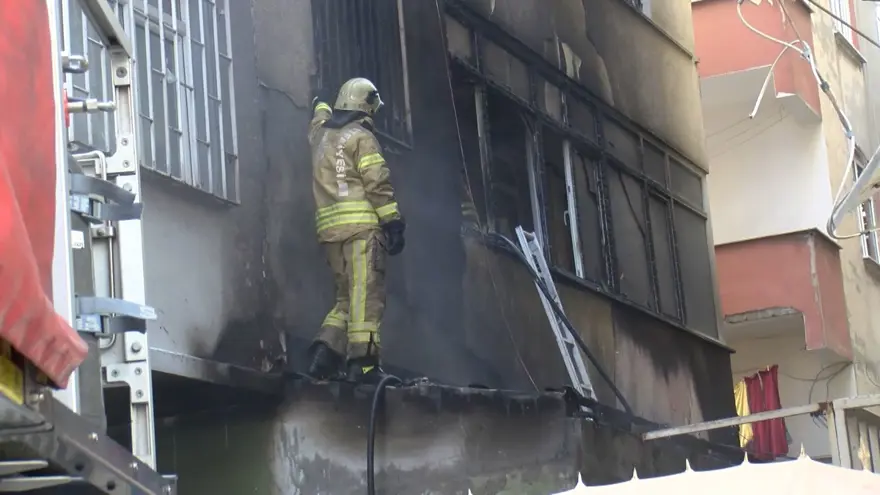 Yanan motosikletten alevler binaya sıçradı 3