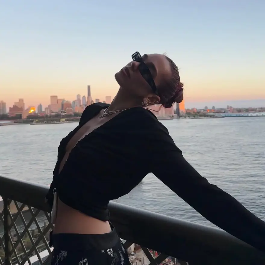 Dua Lipa evleniyor! Ünlü şarkıcı, Callum Turner ile nişanlandı 11