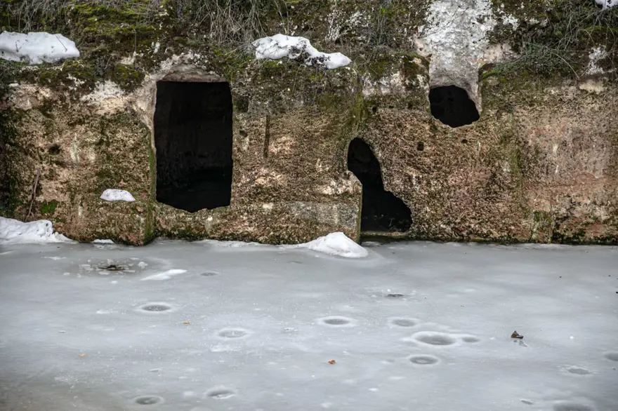 Hatay'da Gelinler Dağı Nekropol Alanı beyaza büründü 6