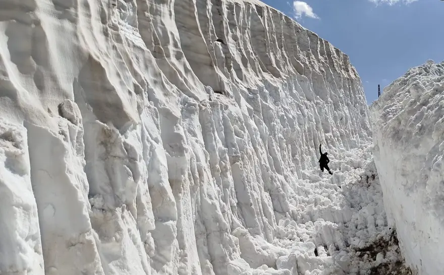 Hakkari'de haziran ayında karla mücadele 2