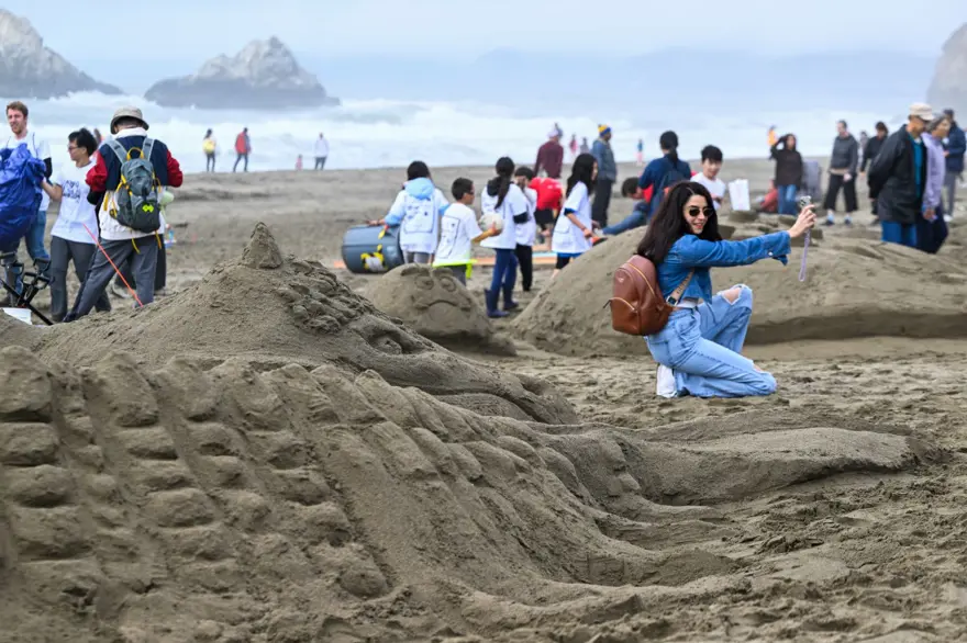 Binlerce kişi kumdan kale için buluştu 9