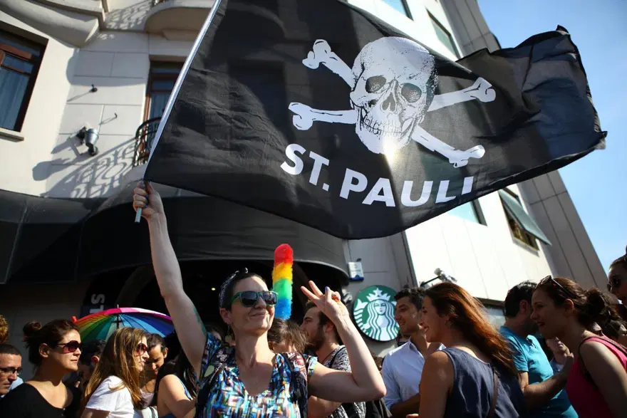 Taksim'deki LGBT Onur Yürüyüşü'ne polis müdahalesi 