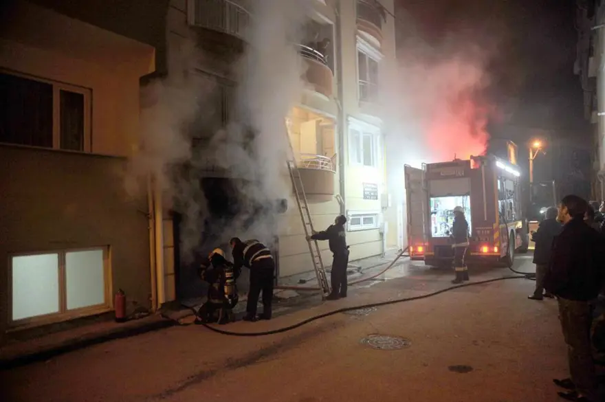 Yangında mahsur kalanları itfaiye kurtardı 4