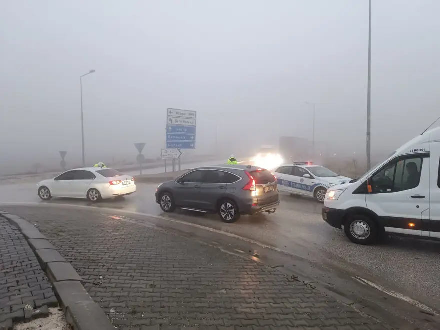 Kastamonu’da sis kazası: TIR devrildi, yolkapandı 