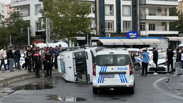 Otomobille çarpışan yolcu minibüsü devrildi: 1'i bebek, 9 yaralı