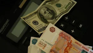 Dolar/ruble paritesi 1,5 yıl sonra 100’ü geçti Dolar/ruble paritesi 1,5 yıl sonra 100’ü geçti