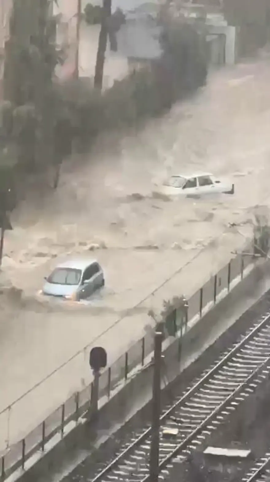 Birçok ilde sağanak ve sel hayatı felç etti: 2 kişi öldü | AFAD'dan 7 il için uyarı 8