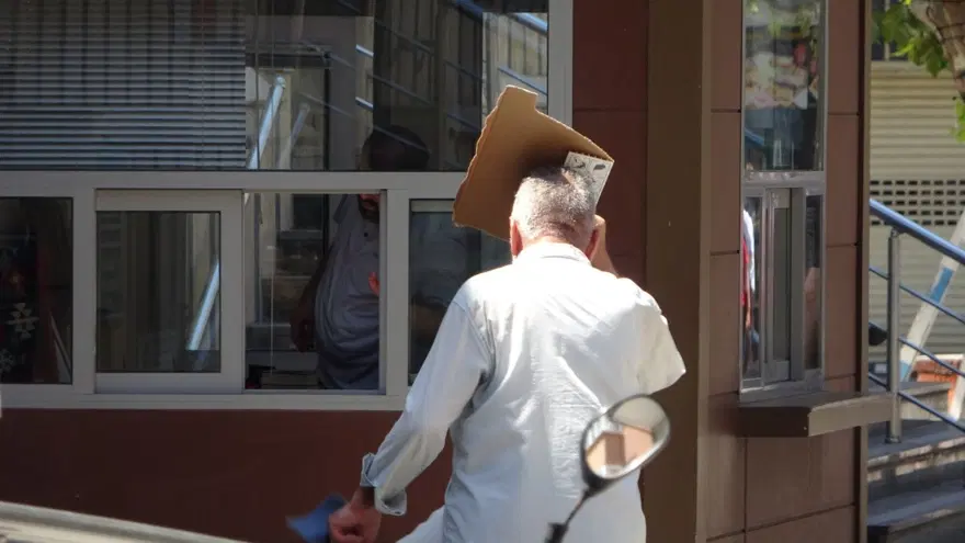 Hava sıcaklığı 33 dereceyi buldu, nem arttı! Şemsiyeli ve kartonlu önlem 2 Hava sıcaklığı 33 dereceyi buldu, nem arttı! Şemsiyeli ve kartonlu önlem 2