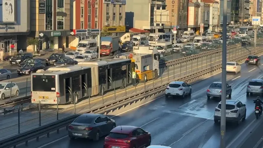 Avcılar'da 12 saat arayla iki metrobüs yangını 4