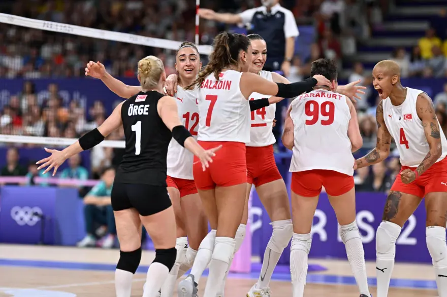 Türkiye-İtalya voleybol maçı ne zaman, saat kaçta ve hangi kanalda canlı yayınlanacak? Filenin Sultanları madalya garantilemek için parkede 