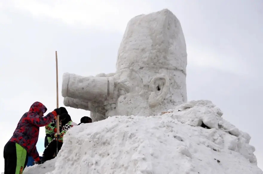 Çıldır'daki buz festivali için kardan devasa Atatürk heykeli yapılıyor 