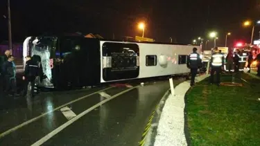 Balıkesir'de yolcu otobüsü devrildi: 1 ölü, 20 yaralı