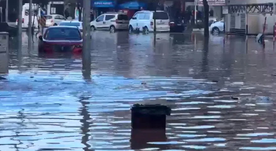 İzmir'i sağanak vurdu | Dikili'de okullar tatil edildi 2 İzmir'i sağanak vurdu | Dikili'de okullar tatil edildi 2