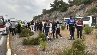 Bodrum'da servis minibüsü ile otomobil çarpıştı: 16 yaralı
