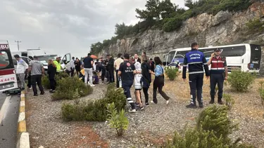 Bodrum'da servis minibüsü ile otomobil çarpıştı: 16 yaralı