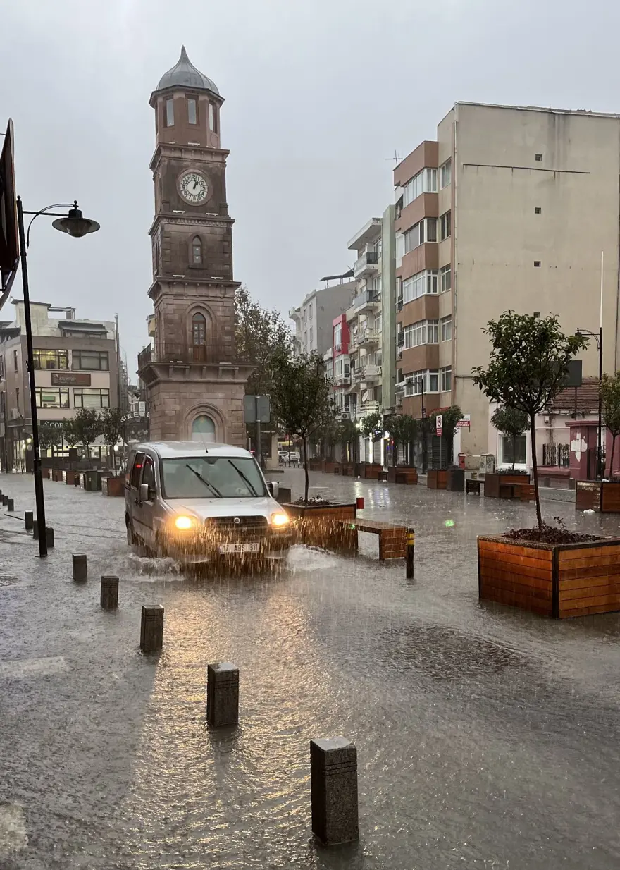 Çanakkale'de sağanak: Cadde ve sokaklar göle döndü 14