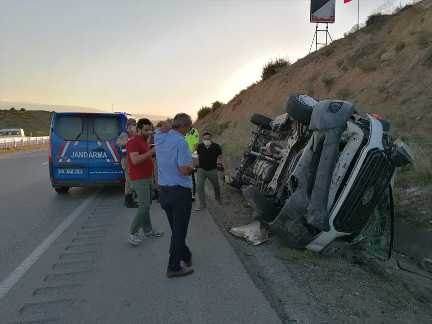Tokat'ta yolcu minibüsü devrildi: 16 yaralı 8 Tokat'ta yolcu minibüsü devrildi: 16 yaralı 8