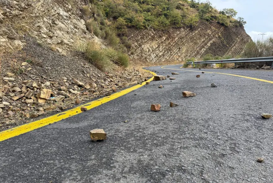 Tekirdağ'da yamaçtan kopan kaya parçaları yolu kapattı 5 Tekirdağ'da yamaçtan kopan kaya parçaları yolu kapattı 5