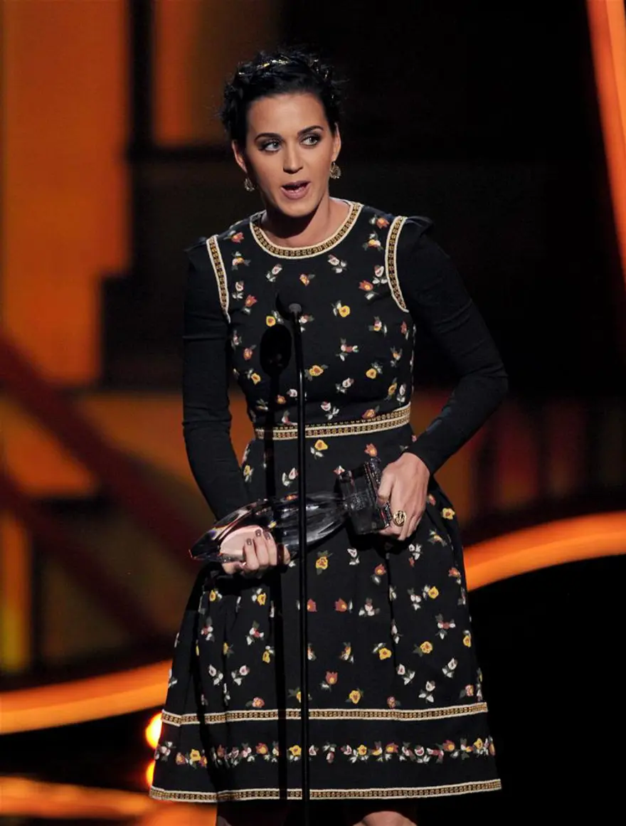 Erkek kostümüyle sahneye çıktı 18