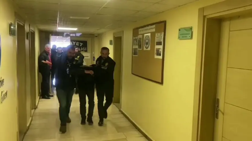 Diyarbakır'da milyonluk soygun | Sevgilisiyle birlikte dedesini soydu: Merdivenden itilen yaşlı adam öldü 8 Diyarbakır'da milyonluk soygun | Sevgilisiyle birlikte dedesini soydu: Merdivenden itilen yaşlı adam öldü 8