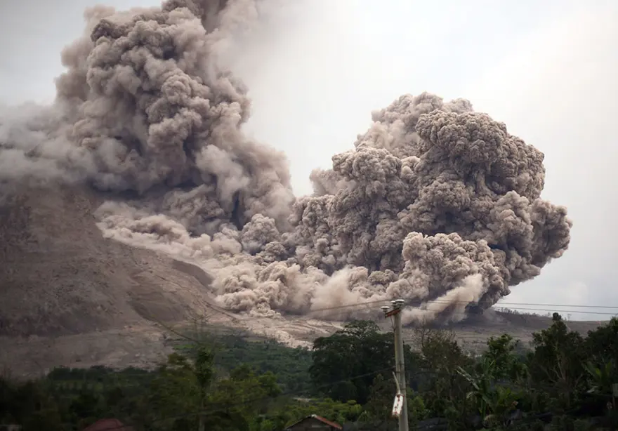 Sinabung  korku püskürtüyor! 2