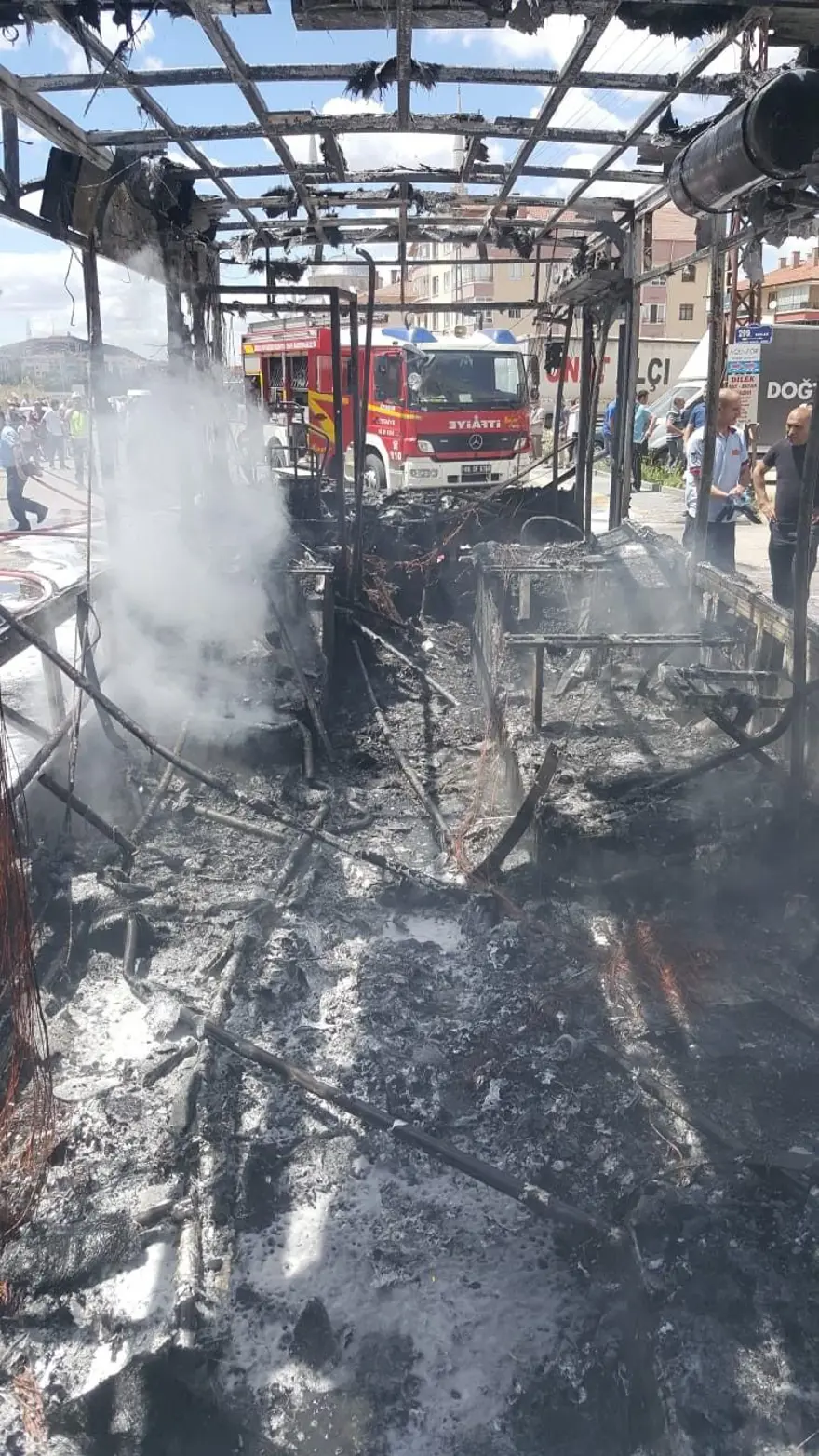 Halk otobüsü alev alev yandı 6