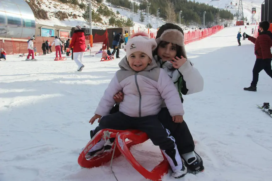 Erzurum'un karlı zirvesi Palandökenhafta sonu doldu taştı 9