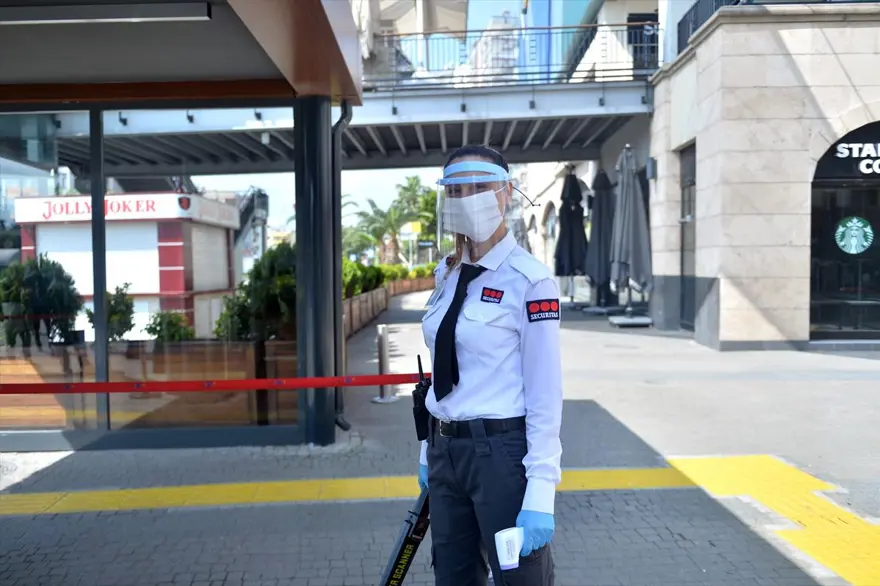 AVM'ler kapılarını açtı: Metrelerce kuyruk oluştu 14