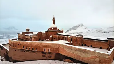 Tarihi İshak Paşa Sarayı'nda kış güzelliği