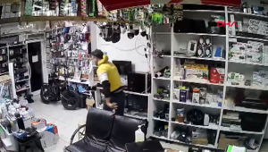 Manisa'da deprem anı kameralara yansıdı