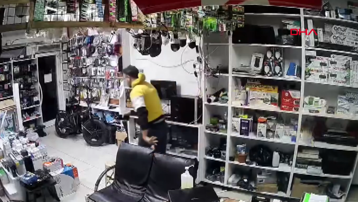 Manisa'da deprem anı kameralara yansıdı