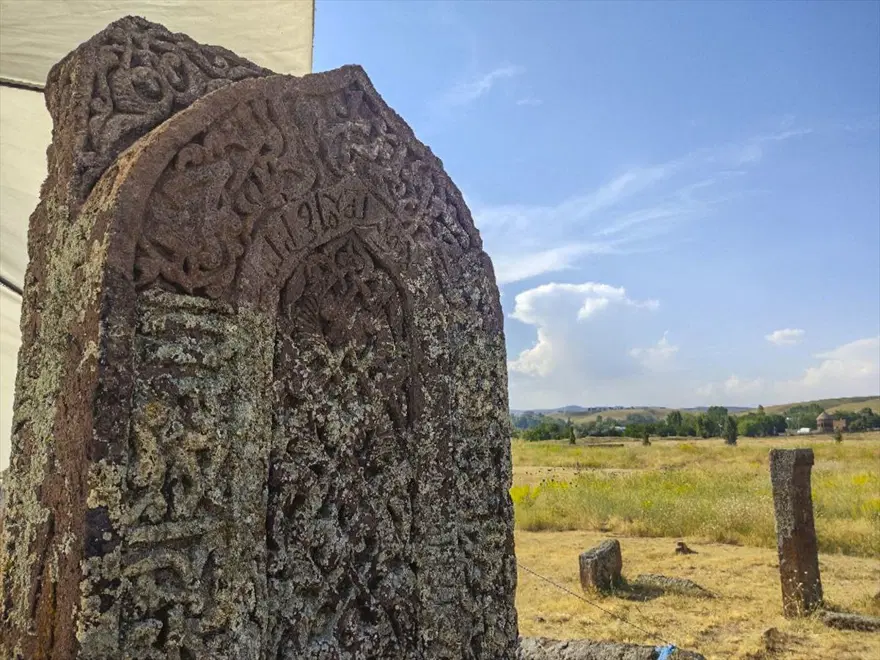 Selçuklu Meydan Mezarlığı'nda kemer işlemeli mezar taşı tespit edildi Selçuklu Meydan Mezarlığı'nda kemer işlemeli mezar taşı tespit edildi